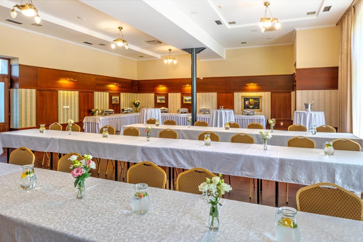Hotel Golden Eagle Levice Eksteriør bilde