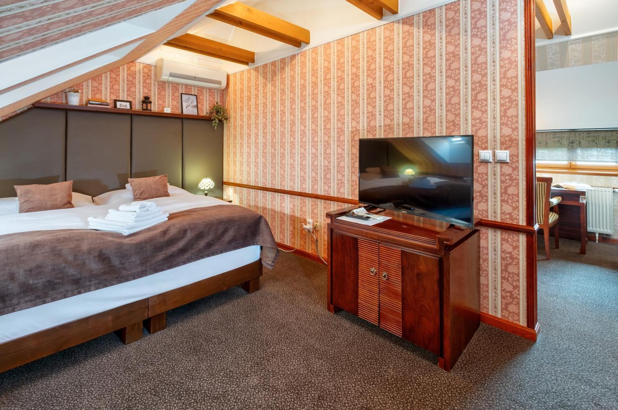 Hotel Golden Eagle Levice Eksteriør bilde
